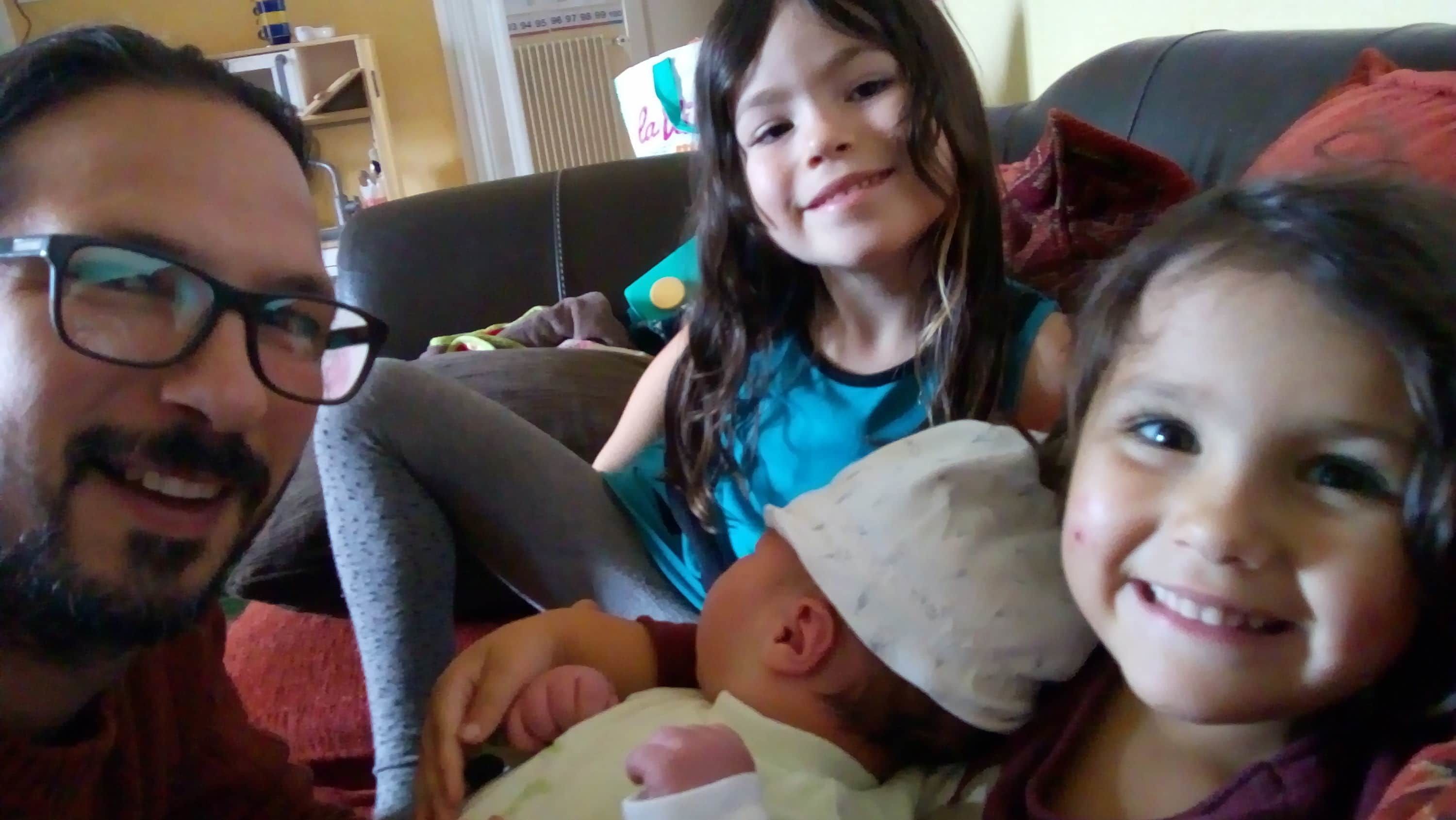 Les filles découvrent leur petit frère